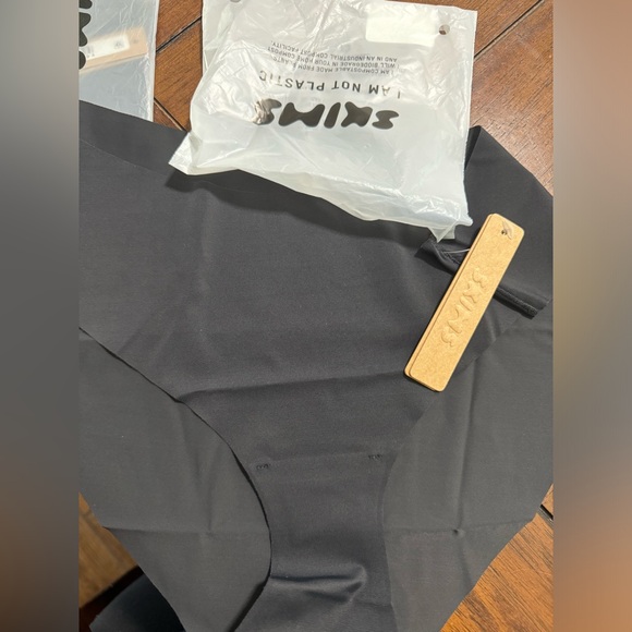 SKIMS Free Cut Mid Waist Brief - Onyx - Picture 4 of 5